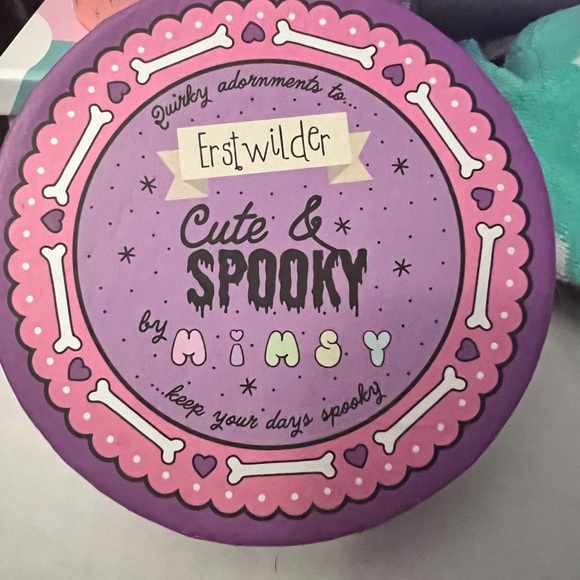 Erstwilder Pump-kin Up The Jam acrylic brooch. - Picture 3 of 3